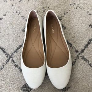 Like new white flats
